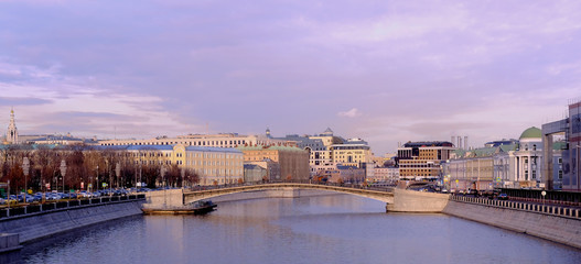 Obraz premium Panoramic view of spring Moscow from the Maly Kamenny bridge.