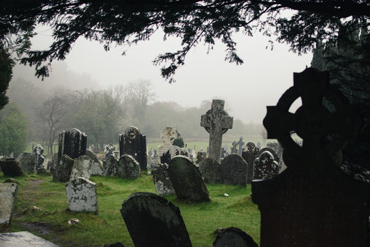 L&aacute;pidas en un cementerio en la naturaleza en Glendalough