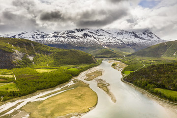 Fototapeta na wymiar Mündung in den Beiarfjord in Norwegen