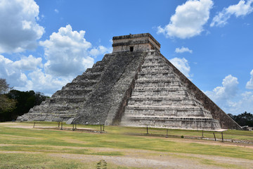 Fototapeta na wymiar Chichen Itza pyramid, Mexico