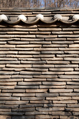 한국 전통 방식의 기와로 만든 담