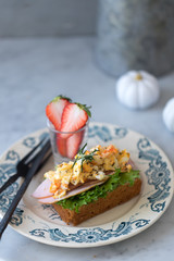 ライ麦パンのオープンサンド