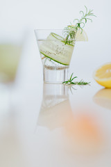 Boire une eau fraîche aux saveurs d'été