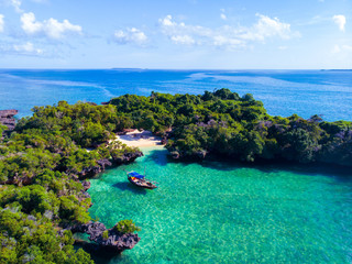 Fototapeta premium Paysage avec drone d'une île à l'ouest de Zanzibar