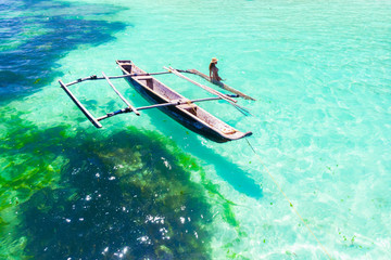 Femme sur bateau en bois à Zanzibar