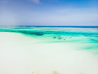 Plage de sable blanc de l'océan Indien