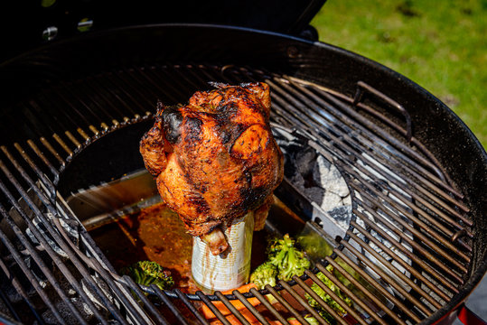 Huhn auf der Bierdose im Kohlegrill gegrillt