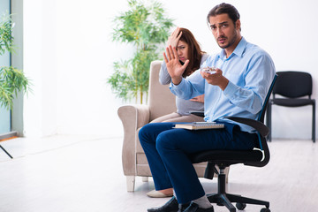 Obraz premium Pregnant woman visiting young male psychologist