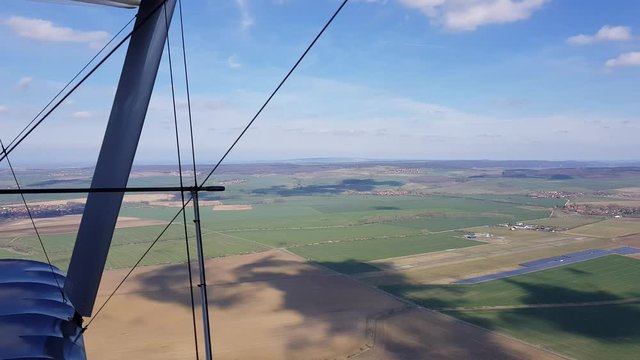 Anflug auf Flugplatz mit dem Doppeldecker