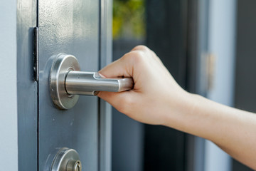  Hold the handle to open the door by hand.