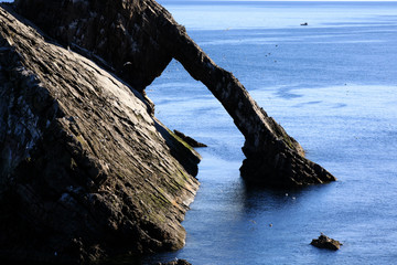 Fototapeta premium Portknockie (Scotland), UK - August 01, 2018: Bow Fiddle Rock sea arch, Portknockie, Scotland, Highlands, United Kingdom