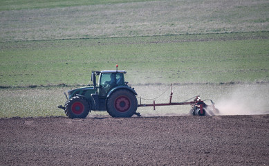 Traktor mit Ackerwalze 