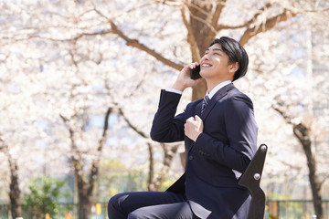笑顔で電話する日本人男性ビジネスマン