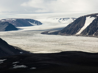 Gletscherlandschaft - Einer der über 2000 Gletscher Spitsbergens