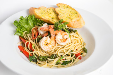 spicy stir fried noodle with shrimps serve with garlic bread