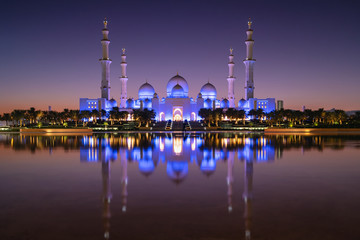 Obraz na płótnie Canvas Grand Mosque at twilight in Abu Dhabi, UAE