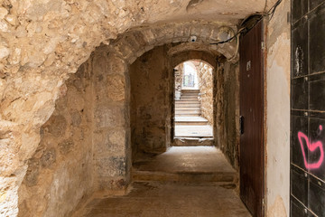Fototapeta na wymiar Tunnel passage between houses in the Arab region of the old city of Jerusalem in Israel