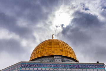 Obraz premium The upper part of the Dome of the Rock mosque on the Temple Mount in the Old Town of Jerusalem in Israel