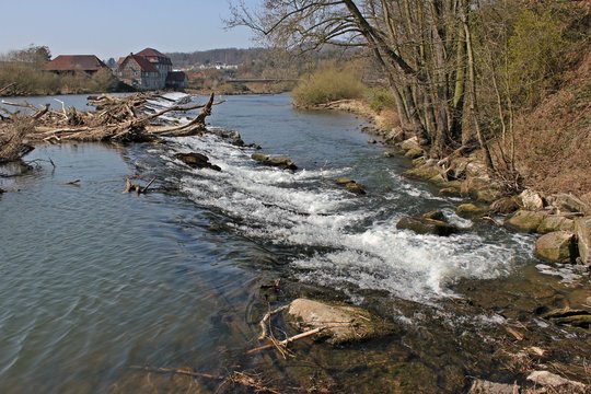 Das Wehr in der Eder bei Wolfershausen mit M&uuml;hle