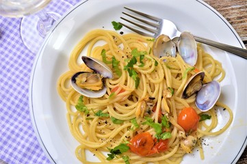 spaghetti alle vongole piatto di pasta italiano