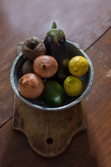 verduras higienizadas sobre mesa de madera con iluminacion natural de ventana