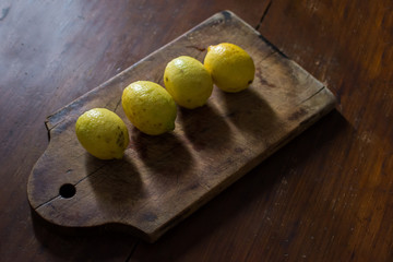 verduras higienizadas sobre mesade madera con iluminacion natural de ventana