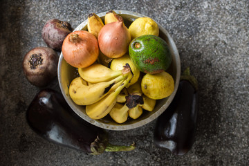 verduras higienizadas sobre mesada de granito con iluminacion natural de ventana