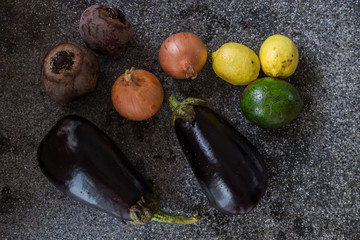 verduras higienizadas sobre mesada de granito con iluminacion natural de ventana