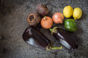 verduras higienizadas sobre mesada de granito con iluminacion natural de ventana