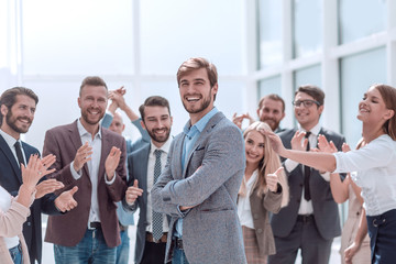 Obraz premium close up. cheerful company employees applauding their colleague.
