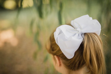 Detail of the string in the young girl's hair