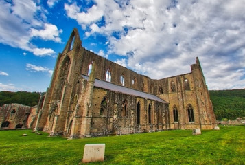 Fototapeta premium Ruiny opactwa Tintern, założonego przez Waltera de Clare, lorda Chepstow, 9 maja 1131 r. Leży w sąsiedztwie wioski Tintern w Monmouthshire w Walii w Wielkiej Brytanii.
