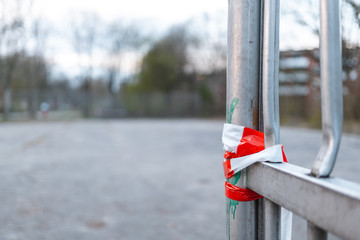 Absperrband an einem Fußballtor