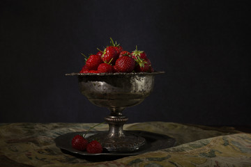 Fragole in una tavola antica