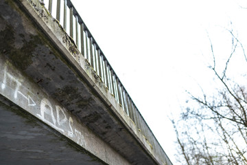 Fototapeta premium Bemalte Betonbrücke mit Moos