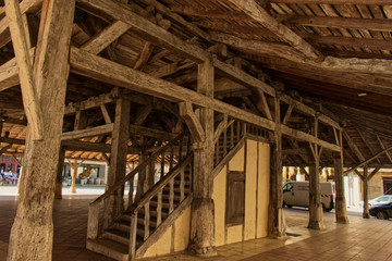 La charpente et l'escalier spectaculaires des halles en bois pour les marchés du village de Villeréal dans le département du Lot et Garonne