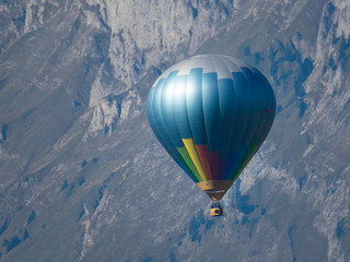 Heißluftballon in den Alpen - 333931889