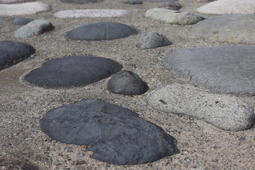 コンクリートで埋められた岩