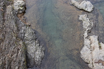 透き通った川を真上から撮影