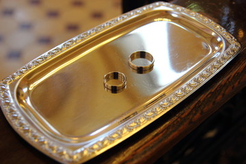 Wedding rings prepared for the wedding - obrazy, fototapety, plakaty