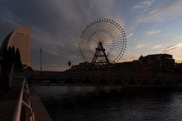 早朝の大観覧車（撮影場所：日本丸メモリアルパーク）