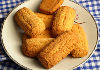 Biscotti secchi da forno. Prodotto artigianale da gustare con latte caldo.