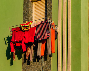 Wasche hängt zum Trocknen vor dem Fenster
