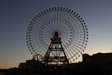 早朝の大観覧車（撮影場所：日本丸メモリアルパーク）