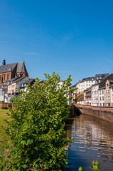 Fototapeta premium Saarburg, Saar, Fluss, Leukmündung, Laurentiuskirche, Leuckbach, Stadt, Altstadt, Weinstadt, Rheinland-Pfalz, Deutschland