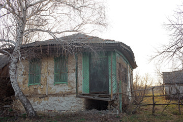 Obraz premium old dilapidated house no one lives in it