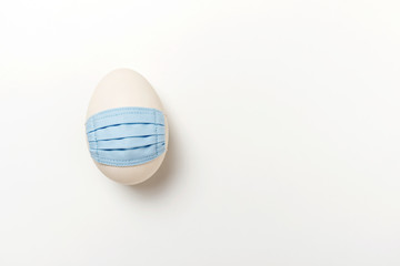 Osterei mit Mundschutz auf weißem Hintergrund