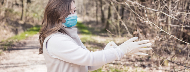 Frau mit Atemschutzmaske beim spaziergang im Park. Corona Virus Schutz.