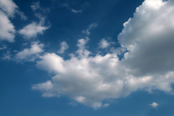 Obraz premium clouds in the blue sky during the daytime