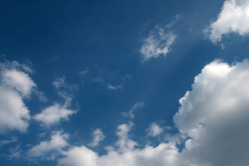 Obraz premium clouds in the blue sky during the daytime